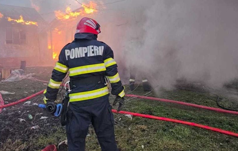 Incendiu la o casă din Comarna. Doi bărbaţi, găsiţi carbonizaţi