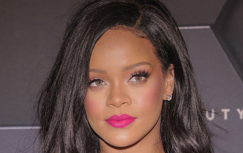 Rihanna s-a fotografiat în pat. Și-a etalat atuurile fizice în lenjerie intimă