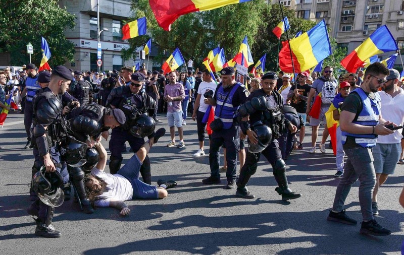 Fake-news-uri cu un jandarm care calcă drapelul și unul care plânge la mitingul pro Călin Georgescu, distribuite pe rețelele sociale, demontate de jandarmi