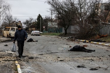 La începutul lunii aprilie apar primele informații despre atrocitățile comise de ruși în Bucha. Pe o stradă din orașul de lângă Kiev sunt găsite mai multe cadavre. Oamenii sunt legați la mâini și împușcați Foto: Profimedia