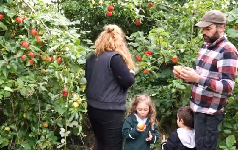 Familia care trăiește în pădure de 12 ani: „La început nu aveam nici toaletă. Trebuia să săpăm câte două gropi pe zi” | VIDEO
