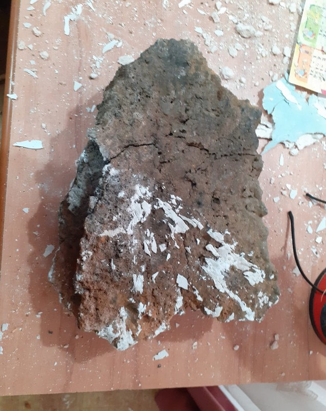 Un bolovan de 50 de kilograme a căzut prin acoperișul unei familii din Hunedoara. Autoritățile fac verificări, pentru că nu se știe de unde a venit piatra