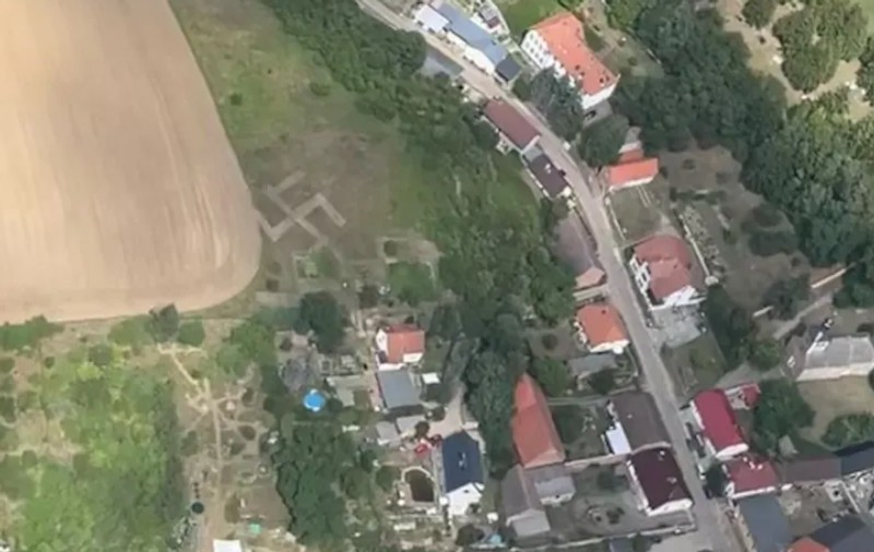 Ce riscă un fermier din Germania care a cosit o svastică pe câmpul său