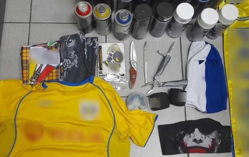 7 ultrași ai Petrolul Ploiești, arestați în Grecia, după ce vameșii au găsit asupra lor cuțite și spray-uri cu vopsea