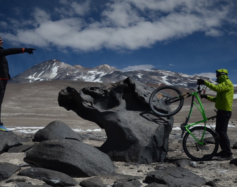Românii care au traversat Deșertul Atacama și vulcanul Ojos del Salado pe biciclete Pegas au sosit în țară | FOTO