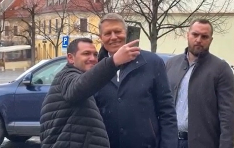 Klaus Iohannis a fost însoțit de trei SPP-iști la biserica din Sibiu, de Floriile Catolice, dar l-au așteptat numai 4 români