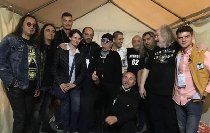 Rockerii de la Compact B, binecuvântați de preot înainte de concert