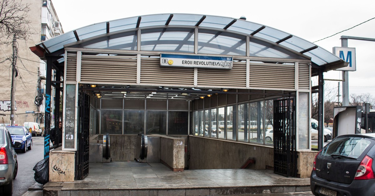 Poză cu gura de metrou de la Eroii Revoluției
