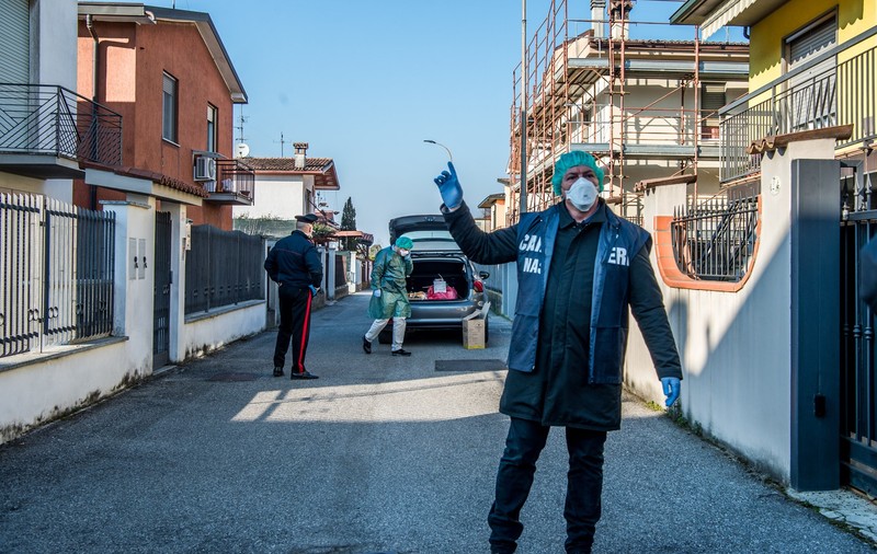 Epidemia de coronavirus. Cinci români din Bistrița și un italian, izolați la domiciliu, chiar dacă nu au fost în Italia în zonele cu carantină