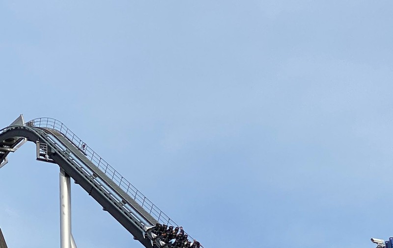 Zeci de oameni, blocați la înălțime, după ce un roller-coaster din Europa-Park s-a defectat. Au fost salvați în două ore