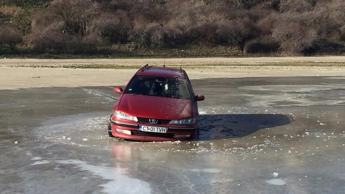 FOTO|Un constănțean a căzut cu mașina în mare după ce a încercat să o conducă pe gheața subțire de la mal