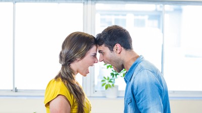 femeie si barbat se cearta