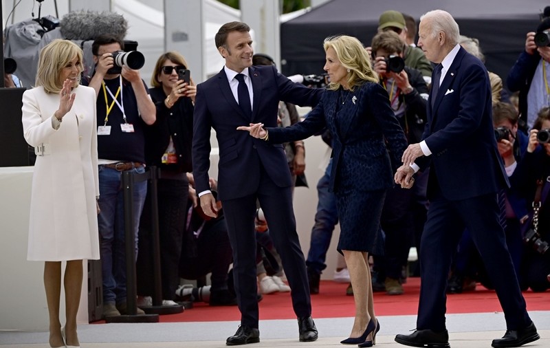Joe Biden a fost retras de prima-doamnă de la un eveniment de Ziua Z, din Franţa. „Ce se întâmplă?”