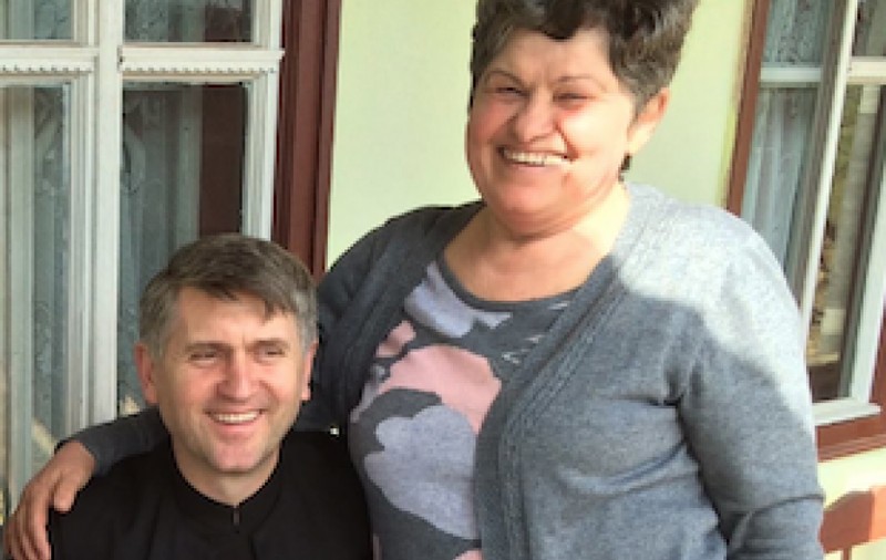 Cine are grijă de averea preotului Cristian Pomohaci, implicat într-un scandal sexual. Mariana Mirea negocia onorariile la spectacolele de muzică populară