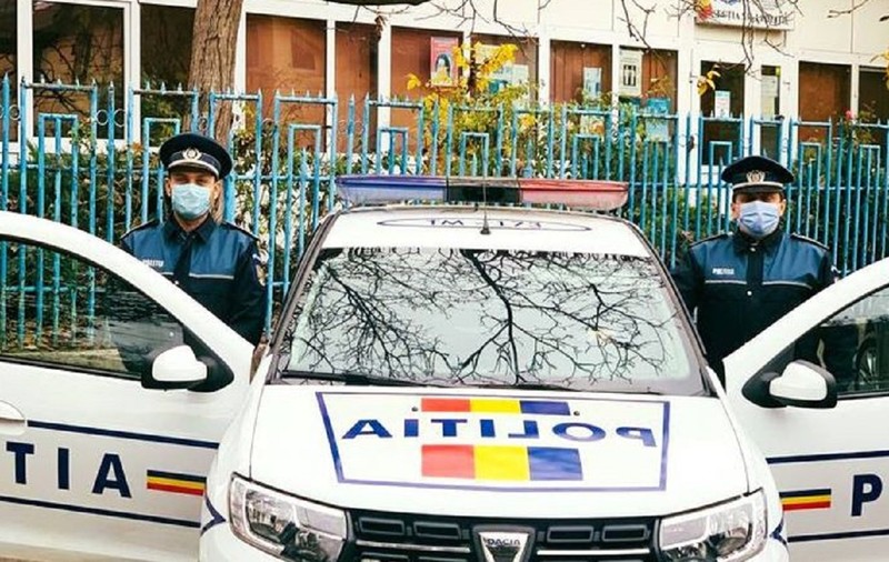 O femeie din Timișoara a pierdut într-o curbă portofelul cu mulți bani, uitat pe capota mașinii. L-au găsit doi polițiști