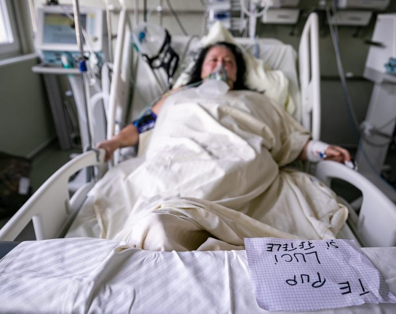 Reportaj în miezul coșmarului COVID. Medicii din ATI Oradea fac un apel disperat la compatrioții lor: „Parcă suntem două lumi”