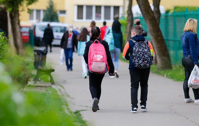 Elevii şi preşcolarii intră în vacanţa de iarnă. În unele școli a fost zi liberă și azi
