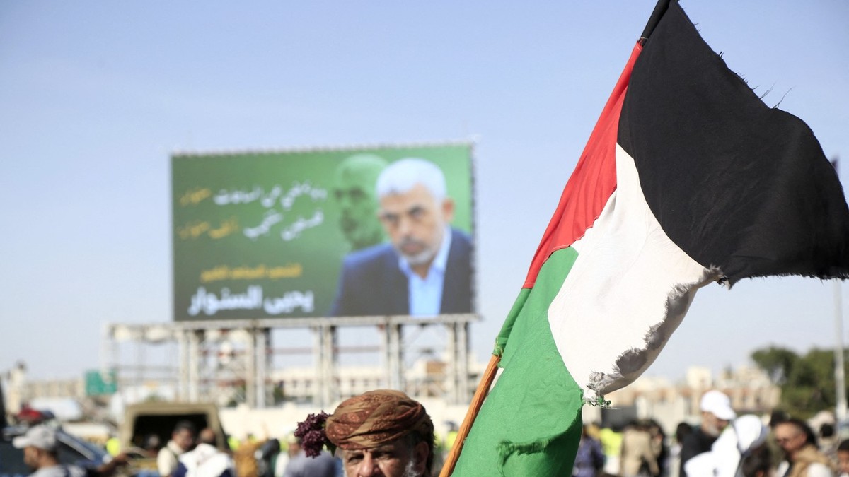 Susținător al Hamas cu steagul palestinian în mână Foto: Profimedia