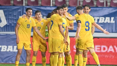 Bucurie a fotbalistilor romani dupa un gol marcat cu Rares Ilie,Marius Corbu, Adrian Mazilu,Matei Ilie si Louis Munteanu