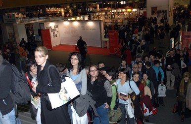 Cititorii, la coadă pentru un autograf de la scriitorul Salman Rushdie, la cea de-a XVI-a editie a Târgului Internațional Gaudeamus, în complexul Romexpo | Foto: Agerpres