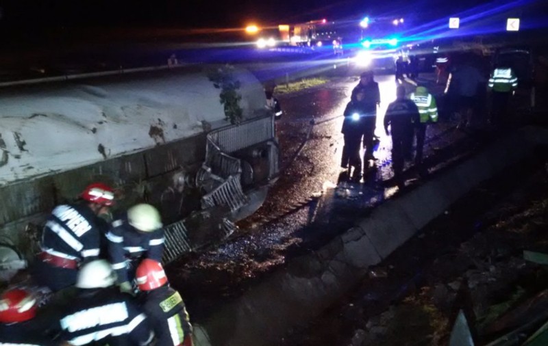 VIDEO | O cisternă încărcată cu diluant s-a răsturnat la ieşirea din Buzău. Traficul este blocat. ISU: “Risc de explozie și de intoxicare”