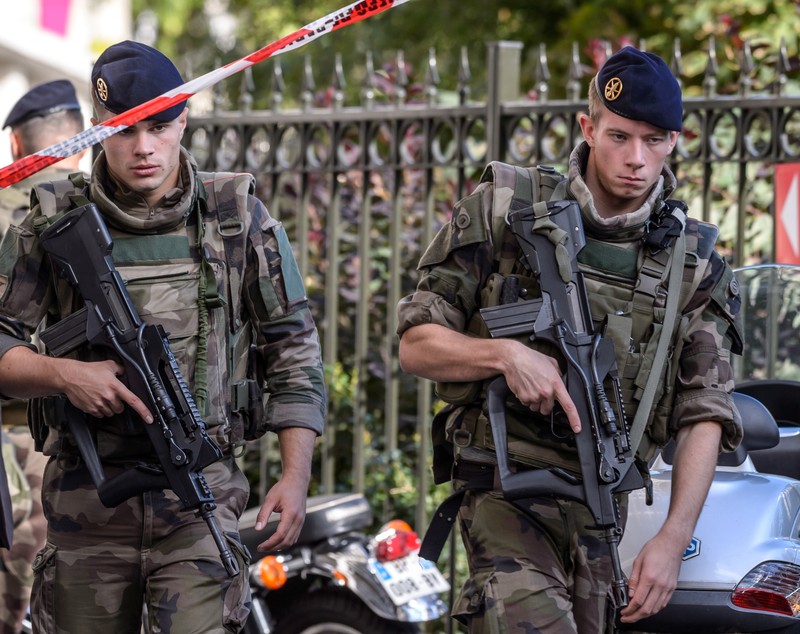 FOTO | Alertă de securitate în Paris, unde un șofer a intrat cu mașina în mai mulți militari. Un suspect a fost reținut