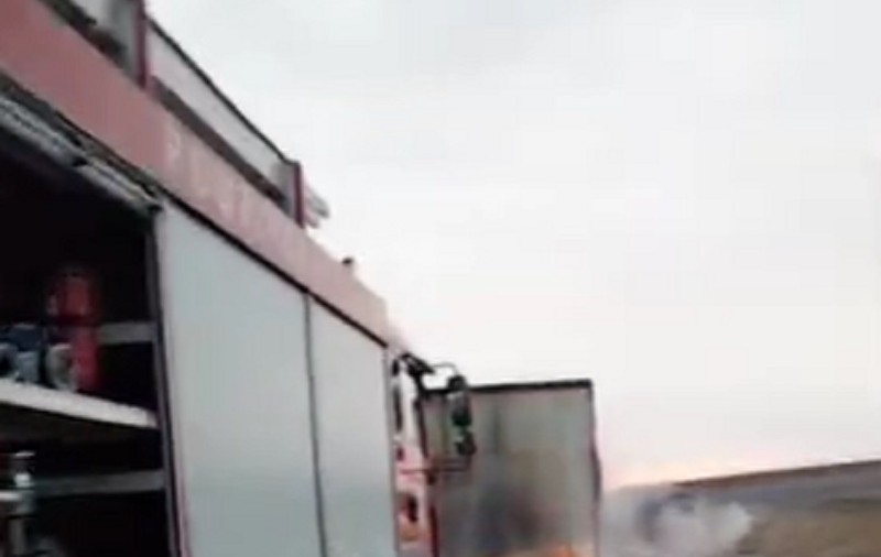 VIDEO | Incendiu puternic pe Autostrada Transilvania. Un camion a luat foc în mers