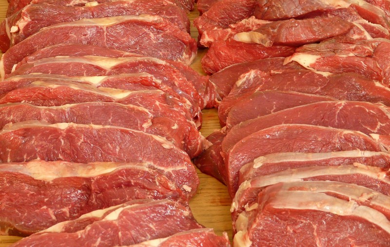 Crăciun românesc, porc adus din Spania. Cât ne costă slănina, toba sau caltaboșul
