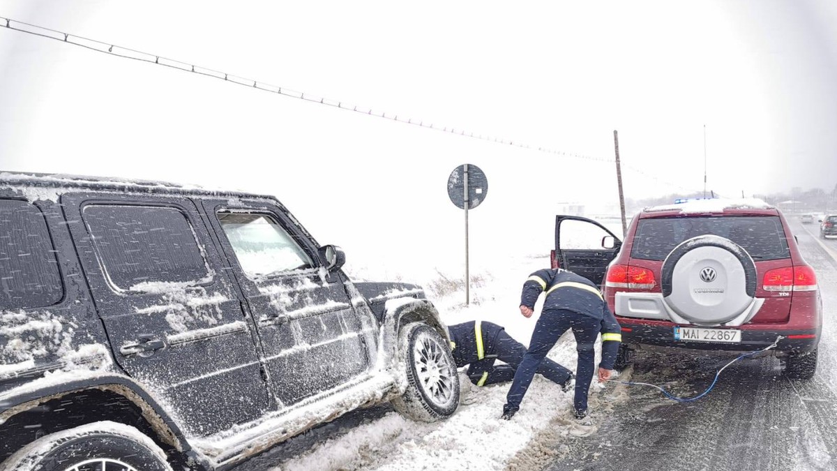 Bilanțul după primele ninsori: 35 de mașini cu 64 de oameni, blocate în nămeți, mai multe drumuri închise