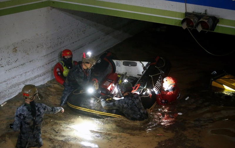 Șapte oameni s-au înecat într-o parcare subterană din Pohang, când încercau să-și mute mașinile. Orașul sud-coreean, cel mai afectat de trecerea taifunului Hinnamnor