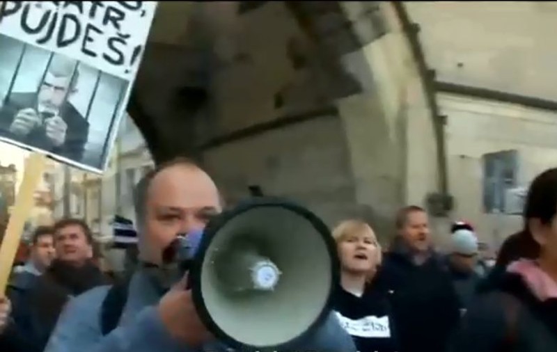 Zeci de mii de cehi au ieșit în stradă pentru a cere demisia premierului și președintelui. "La închisoare cu ei"