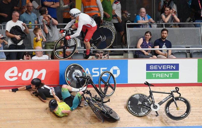 Un ciclist britanic a zburat în tribună, după un accident teribil pe velodrom, la Jocurile Commonwealth. Trei sportivi sunt în spital, doi spectatori au fost răniți