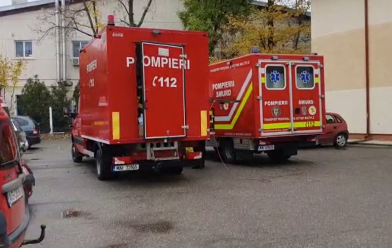 Zeci de pacienți, evacuați cu tot cu paturi dintr-un spital de geriatrie, după ce paznicul a folosit spray paralizant ca să alunge un câine