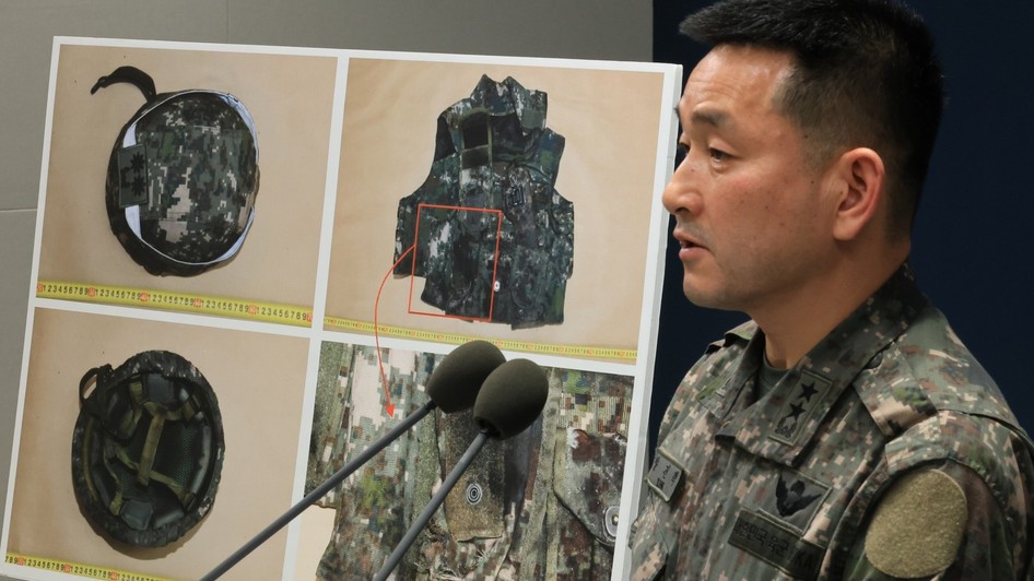 Generalul Yang Jin-hyuk prezintă rezultatelor investigației referitoare la minele nord-coreene explodate în zona demilitarizată Sursa foto: Profimedia