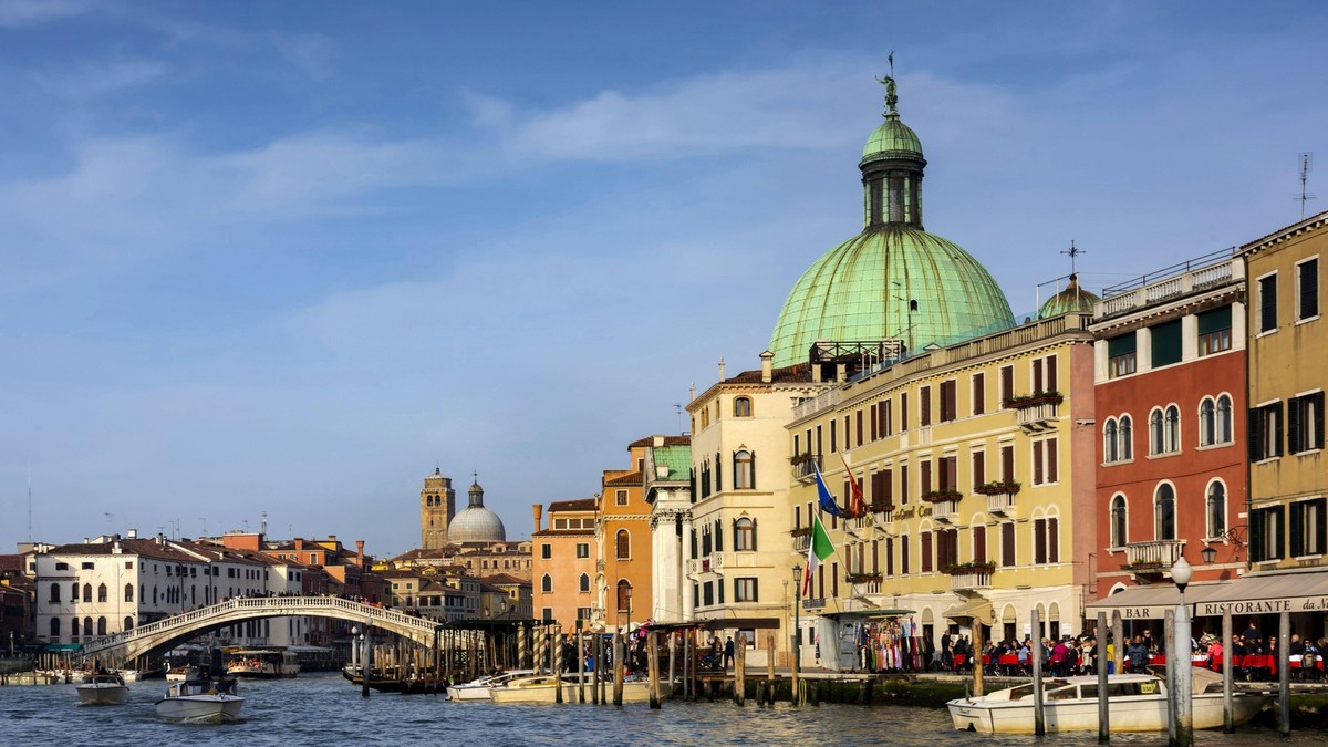 Imagine cu Canal Grande din Veneția și mai multe clădiri