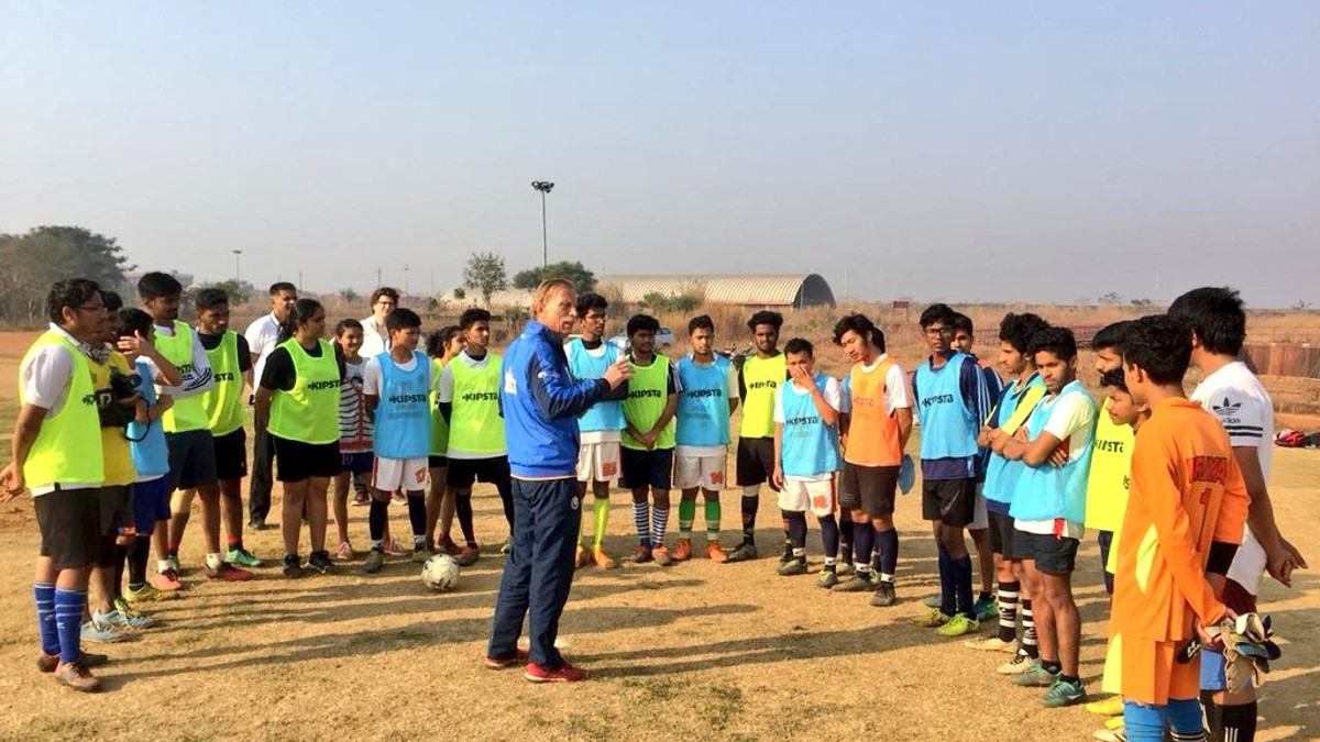Christoph Daum promovează fotbalul în India, echipat în treningul naționalei României