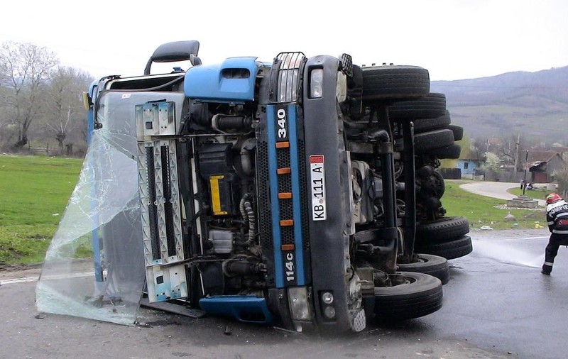 Betonieră răsturnată în stradă