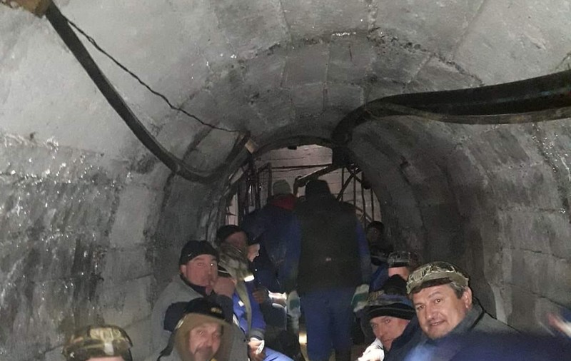 Minerii de la Crucea s-au blocat în subteran și amenință că intre în greva foamei. Care sunt revendicările ortacilor