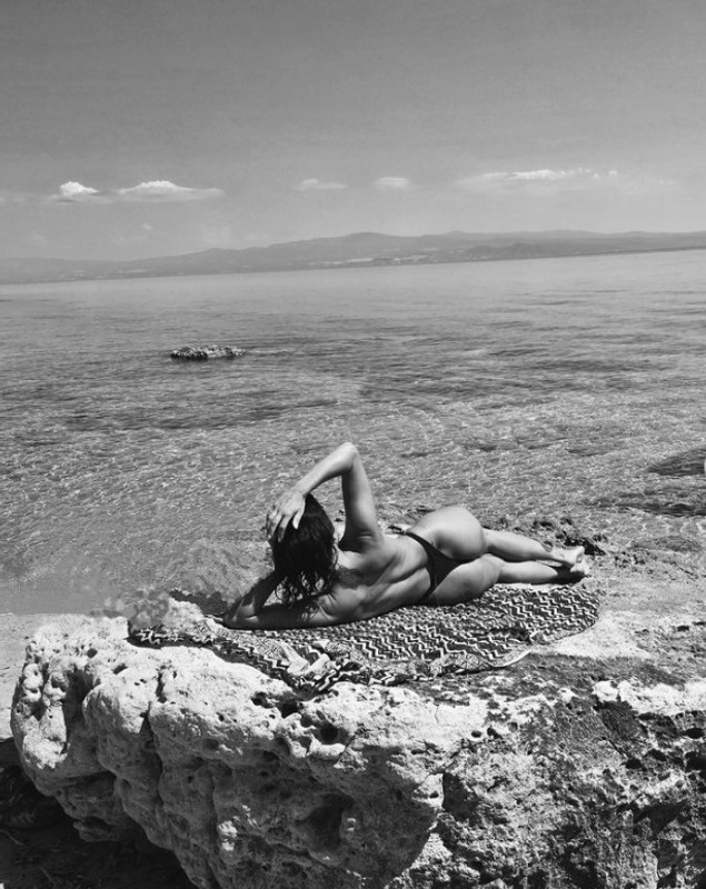 INNA, topless la plajă. Imagini cu cântăreața doar în bikini, în vacanță