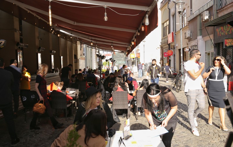 Centrul Vechi, din nou animat. Terasele au fost ocupate în prima zi de la redeschidere