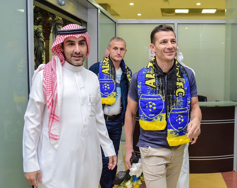 Costel Gâlcă a fost primit cu trandafiri la Al Taawon. Primele imagini cu antrenorul român în Arabia Saudită