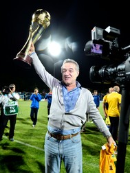 Imagine antologică cu Gigi Becali, prezenând fericit ultimul trofeu de campion în 2015