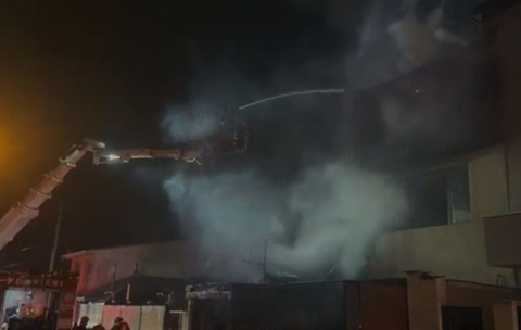 Incendiu în sectorul 5 din București: ard mai multe case, focul s-a extins pe 800 mp, a fost emis Ro-Alert