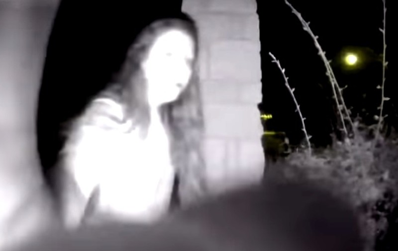 O femeie ciudată, care a sunat noaptea la ușa unui bărbat și apoi a dispărut, surprinsă de camera de supraveghere | VIDEO