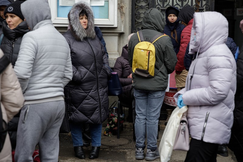 Oamenii așteaptă câteva ore în fața Autorității pentru Cetățenie din Centrul Vechi