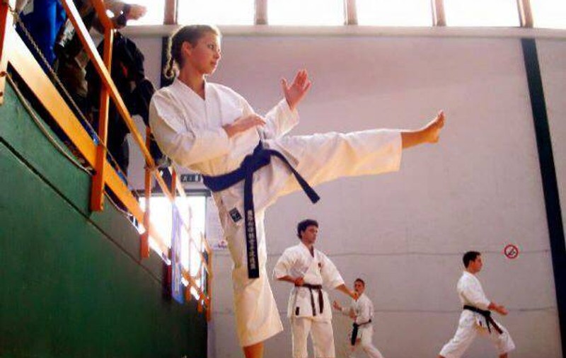 VIDEO | Mara Mareș e cel mai tânăr parlamentar român. Vorbește perfect spaniolă, are centura neagră la karate și se luptă să fie luată în serios în politică!