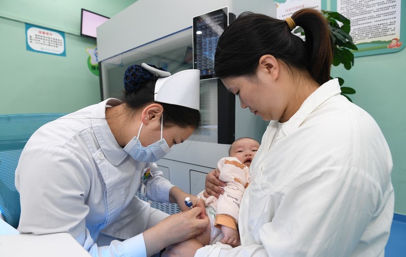 Femeilor din China le este tot mai teamă să aibă copii. Regimul de la Beijing încearcă să înțeleagă de ce