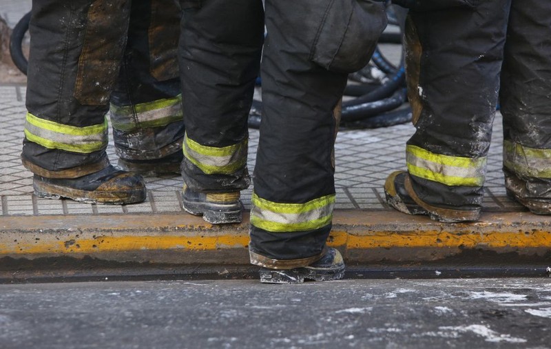 O echipă de pompieri din Suceava a mers 3 km pe jos ca să stingă un incendiu: „Autospecialele nu au avut acces”