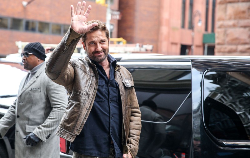 Gerard Butler, asaltat de fani. Cum a reacționat fostul iubit al Mădălinei Ghenea