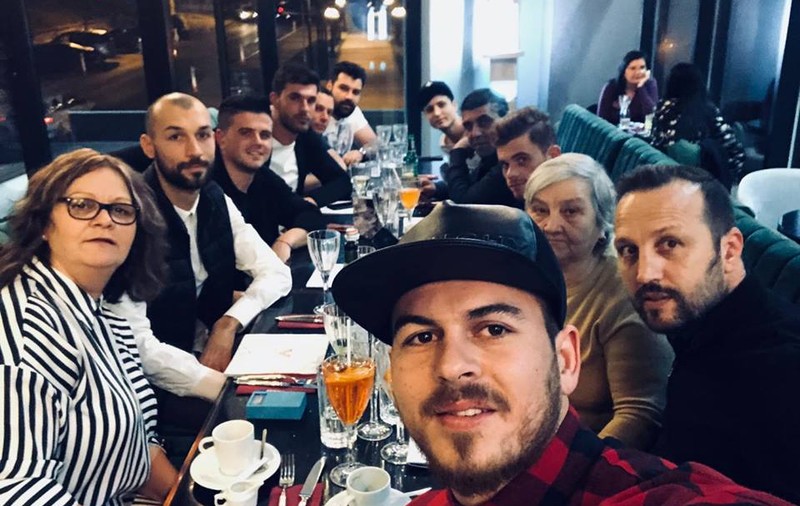 Denis Alibec și-a scos mama și prietenii în oraș. Mesajul transmis de atacant de ziua lui